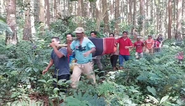 seorang warga Desa Wonokerto, Kecamatan Gucialit, Lumajang, Jawa Timur, ditemukan tewas di sekitar hutan pinus blok bungkus Gucialit milik Perhutani p