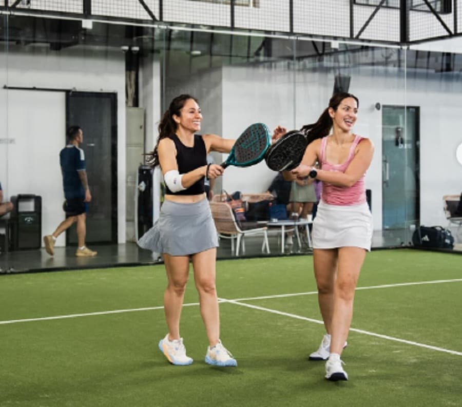 5 Potret Hot Mom Nia Ramadhani dan Wulan Guritno Main Padel Bareng
